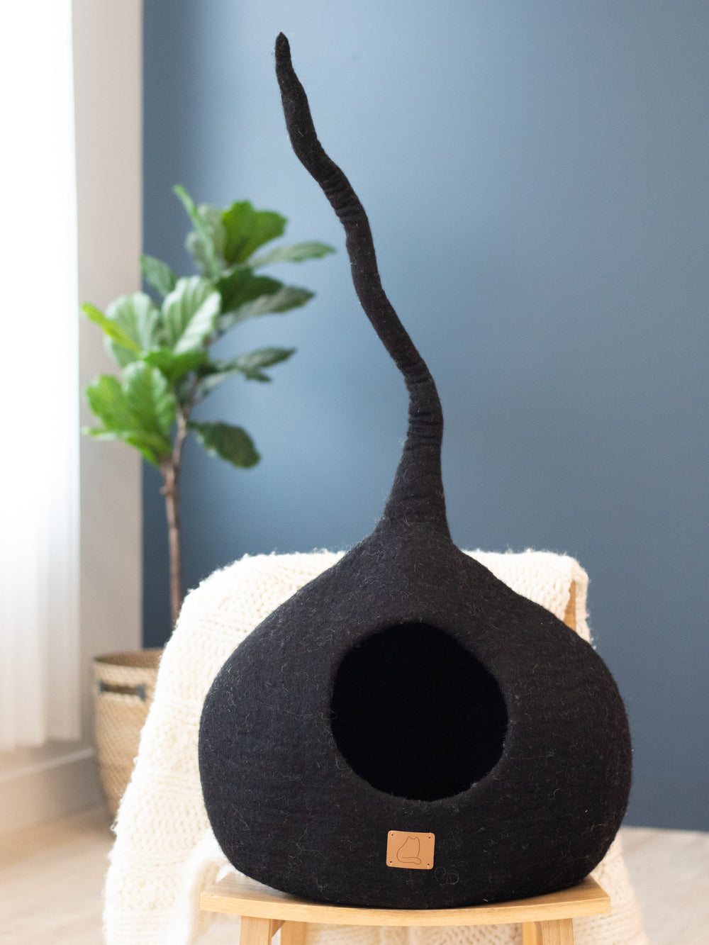 Night Black Tail-Styled Cat Cave | Vibrant Pet Retreat