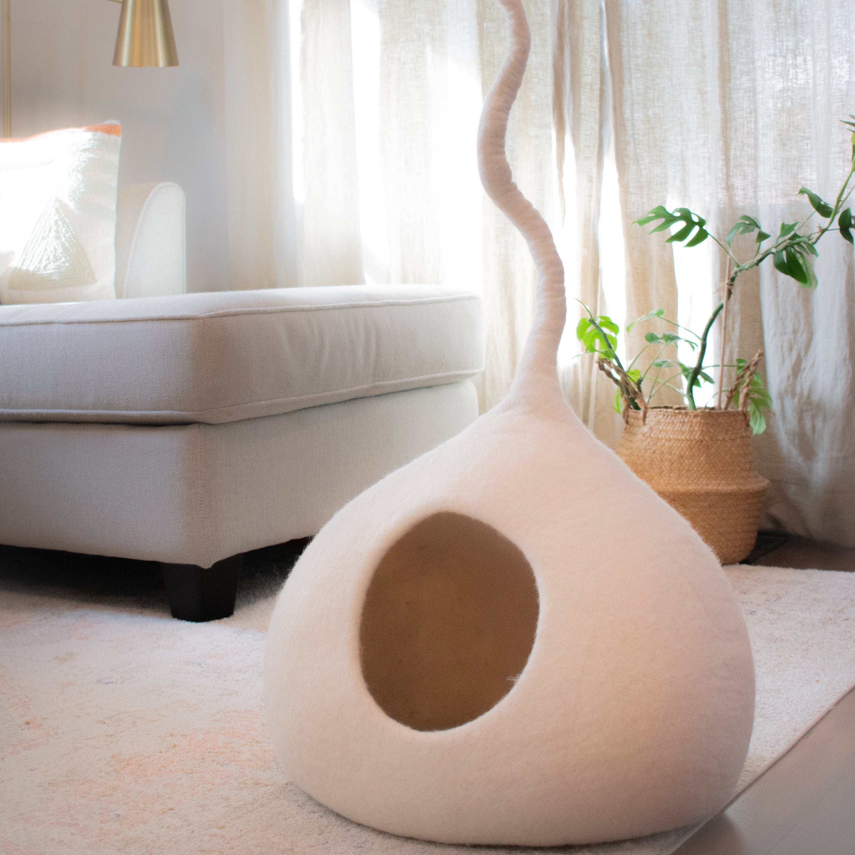 Snow White Tail-Styled Cat Cave | Vibrant Pet Retreat