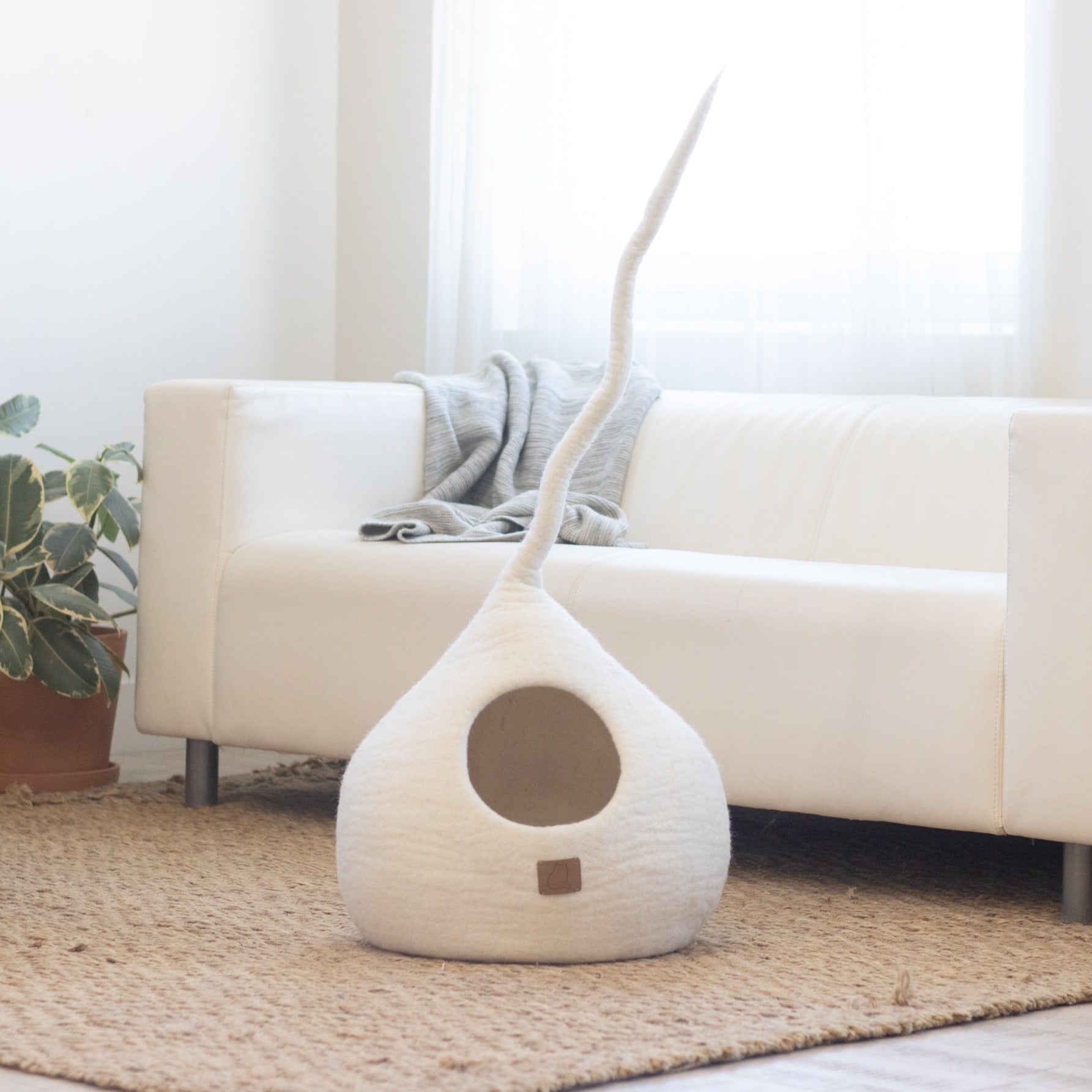 Snow White Tail-Styled Cat Cave | Vibrant Pet Retreat