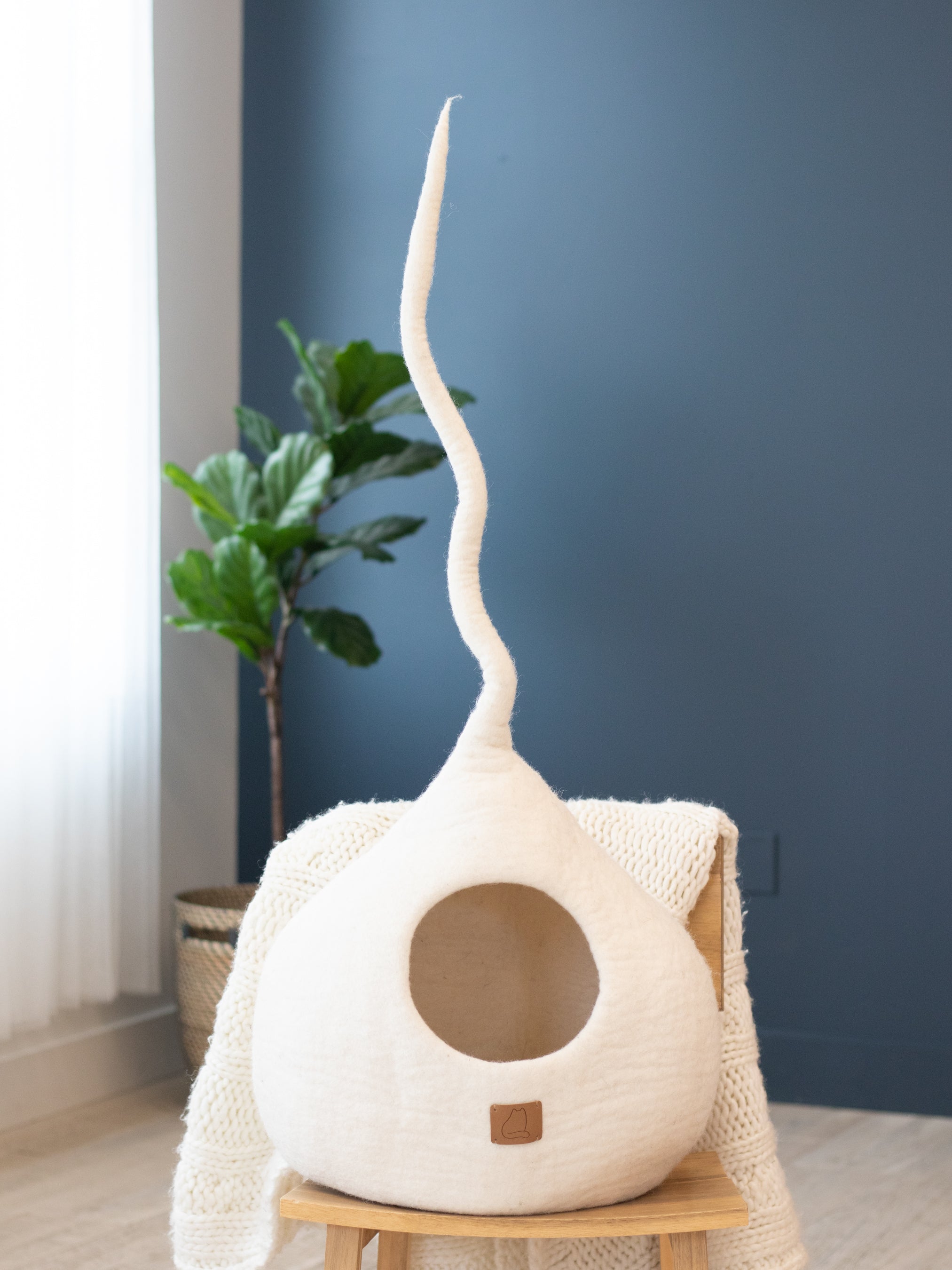 Snow White Tail-Styled Cat Cave | Vibrant Pet Retreat